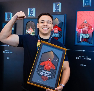 Victor Viana recebendo o prêmio Hotmart Black